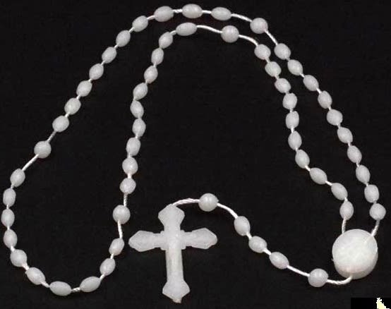 Contas de rosário de plástico escuro que brilham