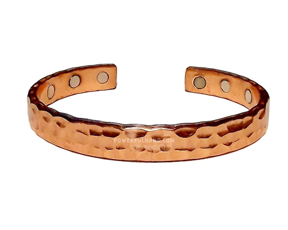 Pulseira de cobre com design martelado